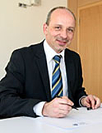 [Translate to English:] Prof. Dr.-Ing. Jörg Matthes am Schreibtisch