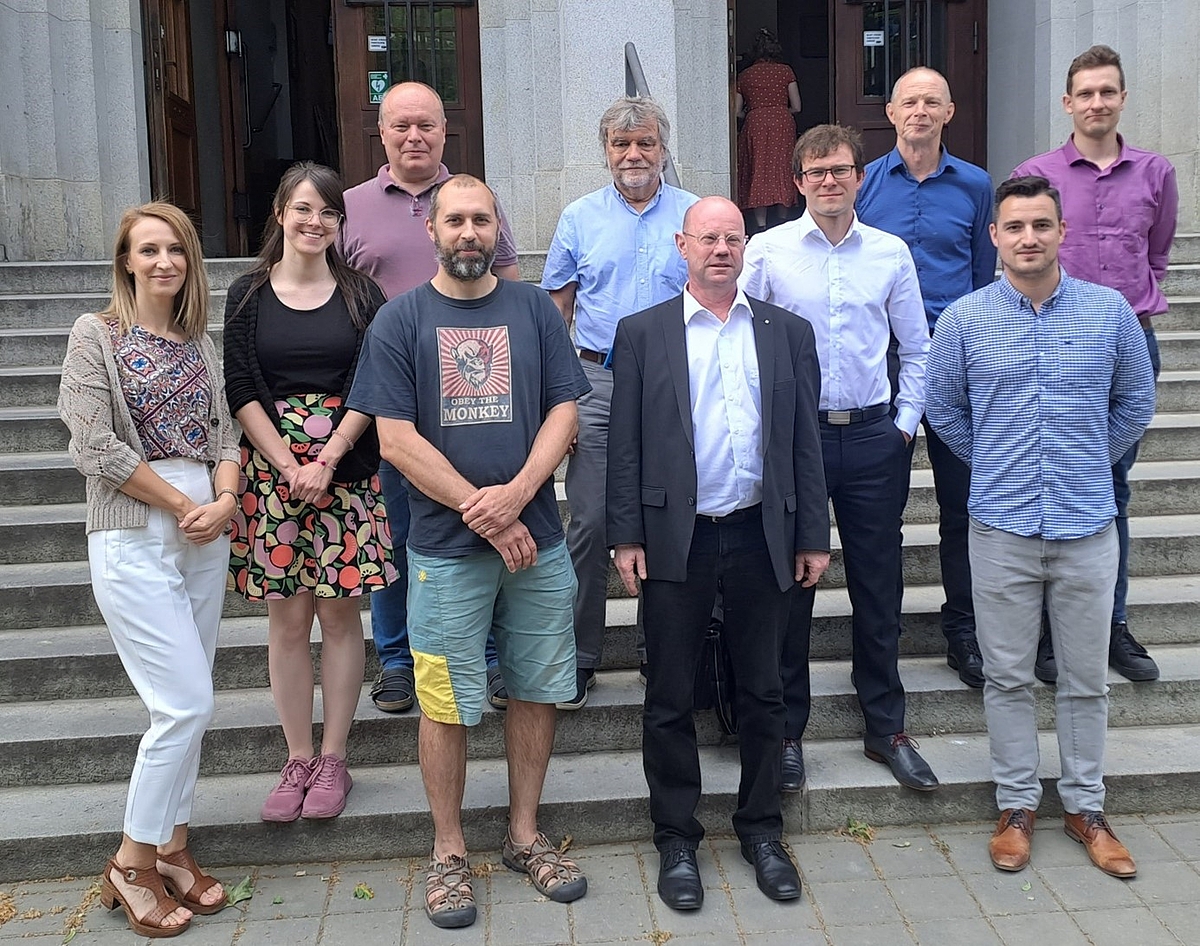 Gruppenbild auf einer Treppe