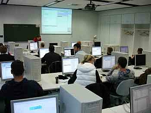 Studierende vor Computern im Praktikum CA-Techniken
