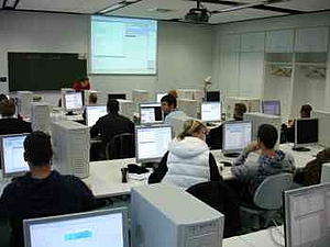 Studierende vor Computern im Praktikum CA-Techniken