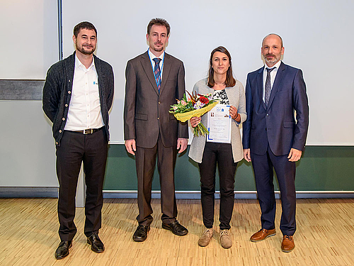 Vertreter der Firma Eberspächer Herr Richter, Hochschulbetreuer Prof. Goldhahn, Preisträgerin Frau Winkler, Dekan Prof. Matthes (v.l.n.r.)