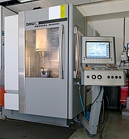 Blick auf CNC-Fräsmaschine mit Steuerung