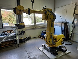 Laborraum; darin befindet sich ein gelber Roboter